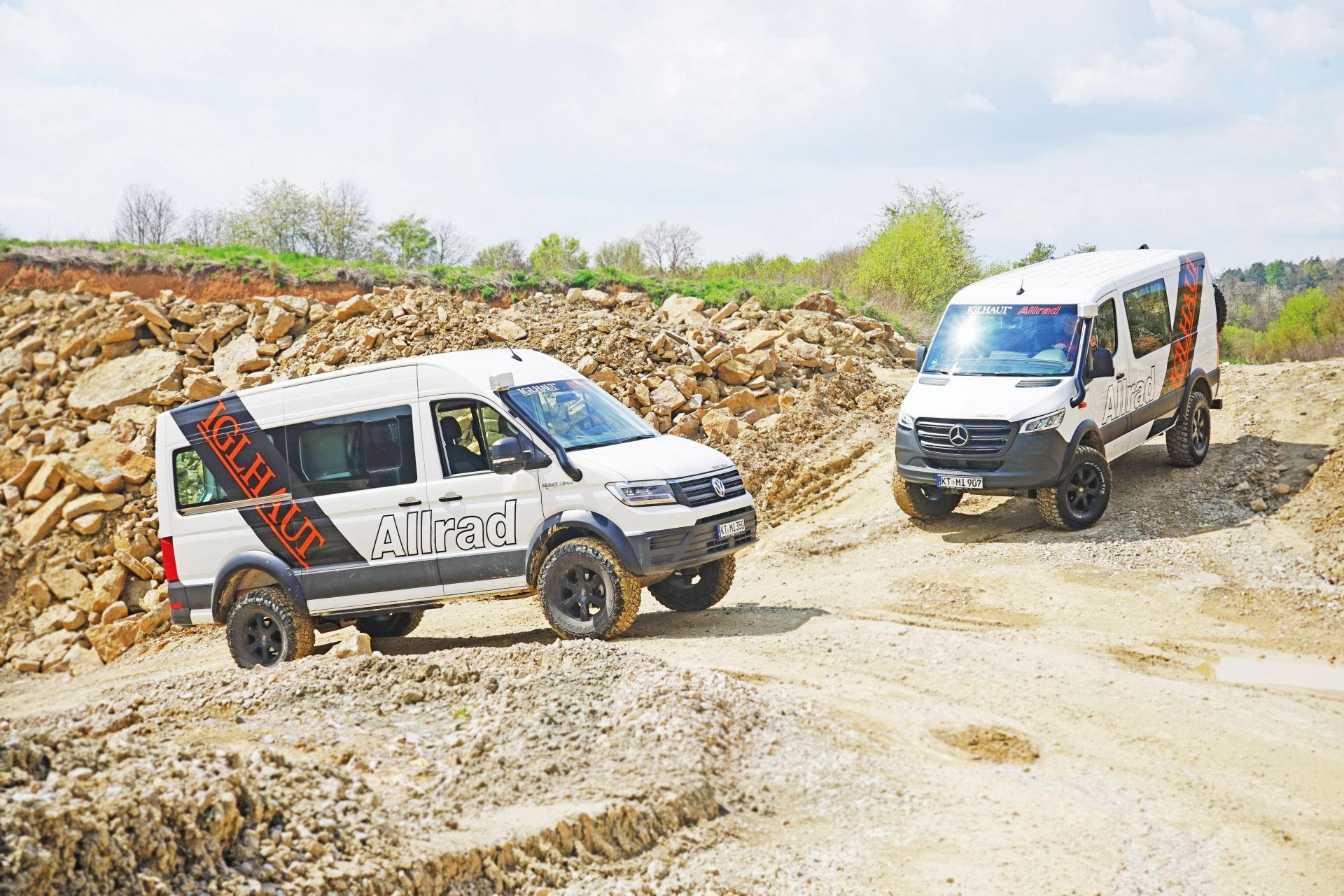 Zwei Allrad-Fahrzeuge der Firma Iglhaut.