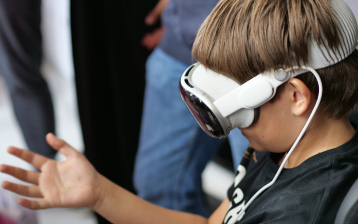 Ein Jugendlicher trägt eine VR-Brille.