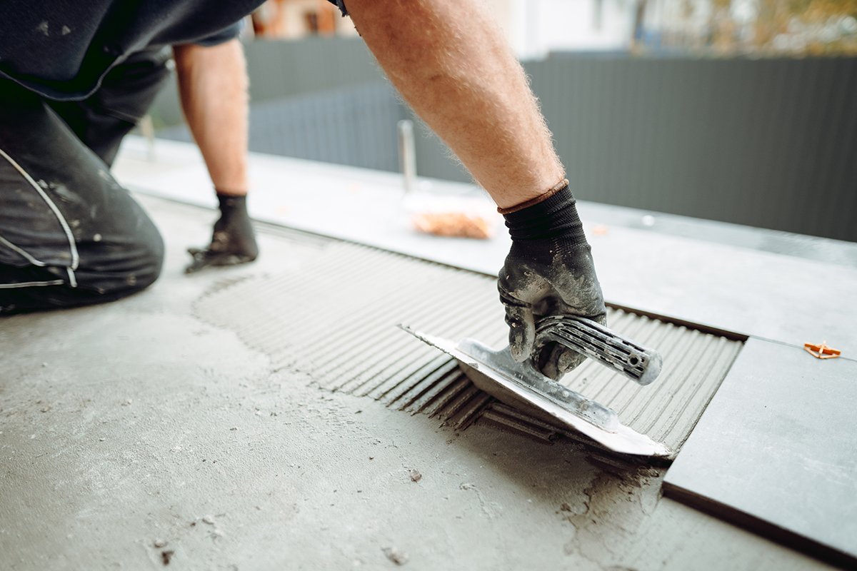 handwerkliches-geschick-und-sorgfalt-attribute-von-fliesenlegern