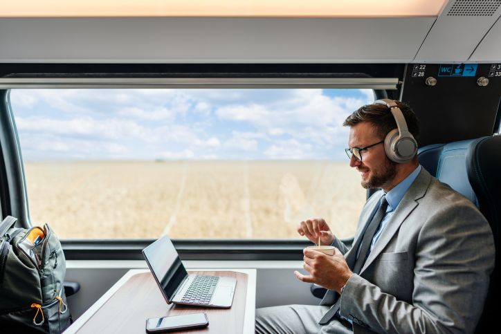 Arbeitszeiterfassung auf Dienstreisen? Mit diesen 4 Tools klappt’s